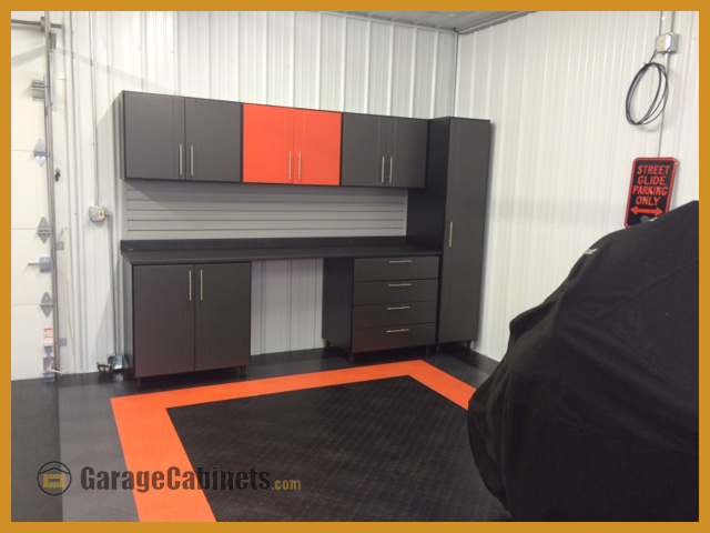 Organisierte Garagenlösung in Orange und Zinn.